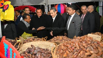 وزير التنمية المحلية يختتم زيارته للغربية بتفقد معرض 