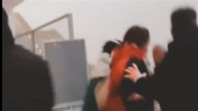 بعد اقتحام مؤيدو فلسطين للقاعة..الأمن الإسباني يهرب سفيرة إسرائيل من محاضرة بمدريد (فيديو)