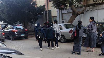 توافد طلاب الدبلومات الفنية على اللجان 