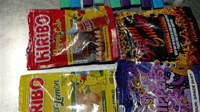 ضبط راكبين حاولا تهريب مخدرات داخل علب لبان بمطار القاهرة 