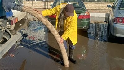 حملة صباحية بضواحي بورسعيد لشفط وكسح مياه الأمطار ( صور)