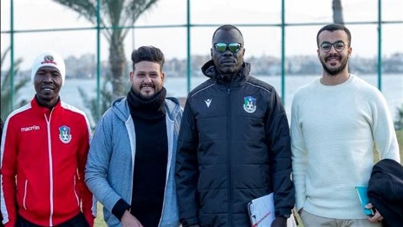 بيتر جيمس بصحبة أعضاء