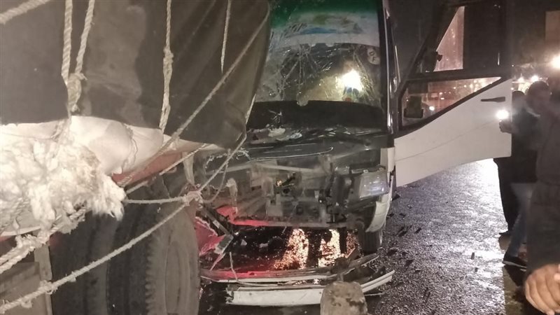 تصادم ميني باص بتريلا