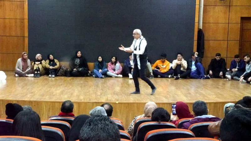 عرض بأم عيني بمسرح