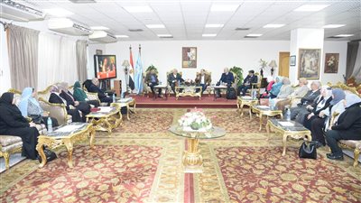 وفد الصحة يناقش إجراءات إطلاق مشروع أسرة بـ55 وحدة صحية بأسيوط 