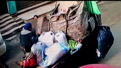 عصابة نسائية تسرق أغطية بالوعات الصرف الصحي من شوارع طنطا (فيديو)