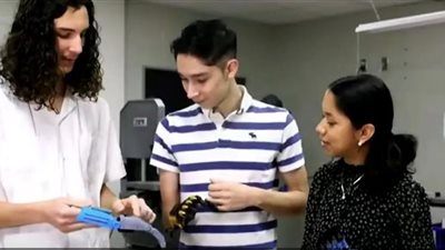 طلاب يفاجئون صديقهم من ذوي الاحتياجات الخاصة بهدية غير متوقعة