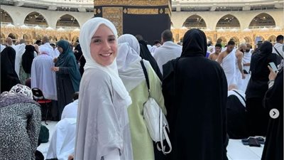 رنا رئيس تؤدي مناسك العمرة تزامنا مع ذكرى رحيل والدها وجدها 