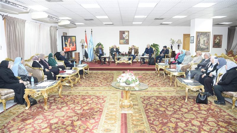 محافظ أسيوط ووفد