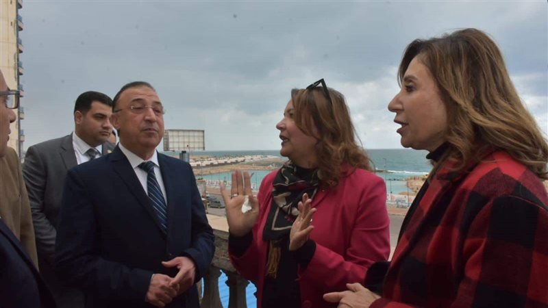 وزيرة الثقافة مع