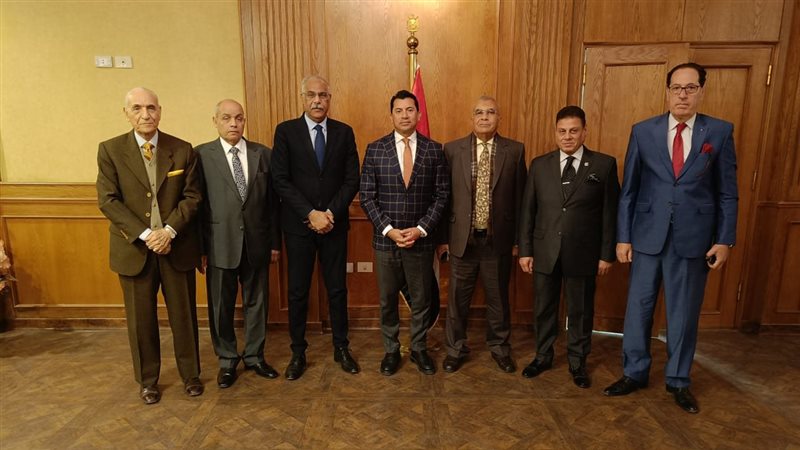  وزير الرياضة يجتمع