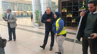 في لفتة إنسانية، الخطيب يستجيب لعاملة نظافة ويلتقط صورا تذكارية معها