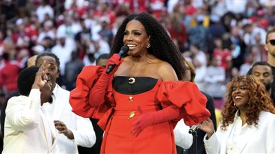 السوبر بول، شيريل لي رالف تغني في افتتاحية نهائي كرة القدم الأمريكية (فيديو)