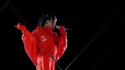 ريهانا تكشف عن حملها خلال عرض السوبر بول (فيديو وصور)