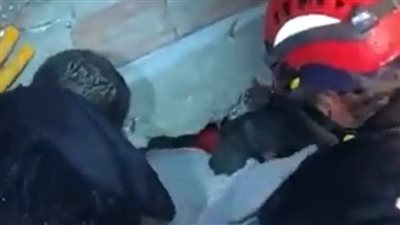 طفلة سورية تحيي منقذيها من تحت الأنقاض (فيديو)