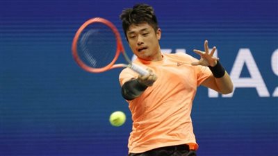 أول صيني يتوج بلقب للمحترفين بالتنس