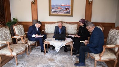 محافظ بورسعيد يبحث سبل التعاون مع ممثلي أوزبكستان في المجال الصناعي (صور) 