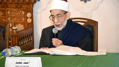 استئناف مجلس إقراء الحديث في سادس انعقاد بمسجد الحسين (صور)