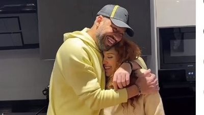 رامي جمال وزوجته يستمعان لأغنيته الجديدة عاملة إيه (فيديو)