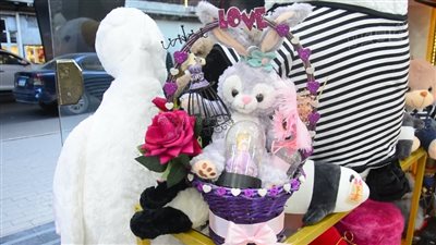 أسعار هدايا عيد الحب 2023 بالمحلات (فيديو وصور) 