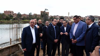 مدبولي يختتم زيارته للمحلة بتفقد أعمال الرصف والتطوير الجارية بالكورنيش (صور)