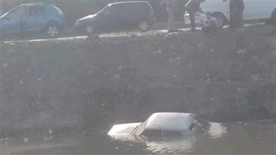 جهات التحقيق تعاين مكان سقوط سيارة ملاكي بترعة المريوطية (صور)