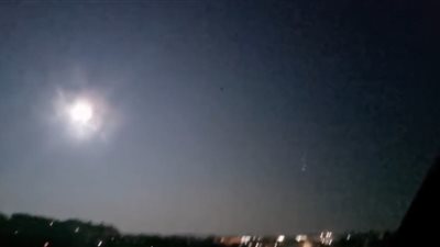 كويكب يدخل المجال الجوي للأرض ويحترق في السماء (صور)