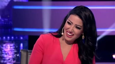 سمية الخشاب: القطط تصدر موجات حلوة تمتص أي طاقات سلبية (فيديو)