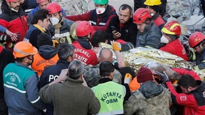 إنقاذ شخصين بعد 198 ساعة تحت أنقاض الزلزال في تركيا (فيديو)