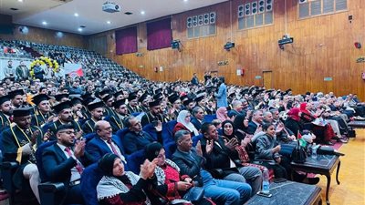 طب الزقازيق تنظم حفل تخرج الدفعة 49 للطلاب الوافدين 