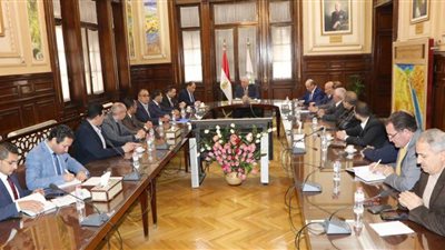 وزير الزراعة يبحث آليات ضبط أسعار الدواجن