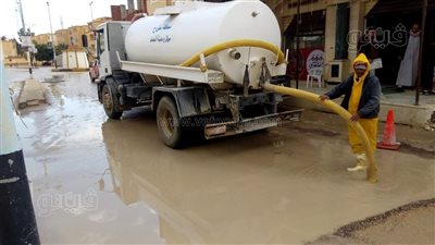 محافظ مطروح يتابع إزالة مياه الأمطار من الشوارع (صور)