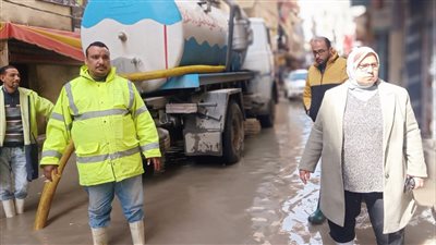 رفع تداعيات الطقس السيئ بالشوارع الجانبية والرئيسية بالعجمي | صور