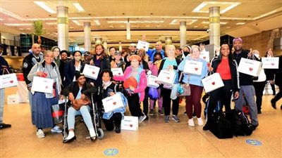 هدايا وشيكولاتة، مصر للطيران تشارك عملاءها الاحتفال بعيد الحب بمطار القاهرة 