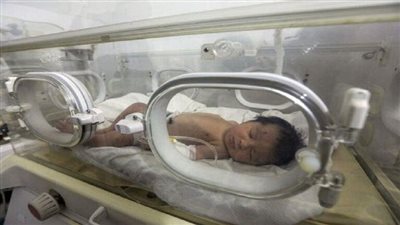 حقيقة محاولات اختطاف الرضيعة السورية آية بعد إنقاذها من تحت الأنقاض