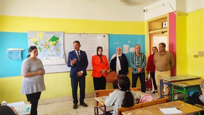 مدير تعليم الجيزة ينذر طلاب الكرامة الثانوية ويكافئ معلمي القدس