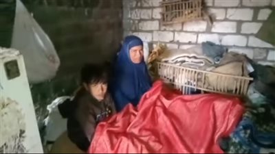 السجن يطارد عجوز الفيوم بسبب 20 ألف جنيه.. استدانت لتجهيز ابنتها وعجزت عن السداد.. وتعيش وسط الحقول في عشة بدون أثاث 