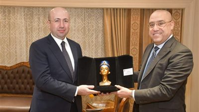 وزير الإسكان يعرض على نظيره الأذربيجاني التجربة العمرانية فى مصر 