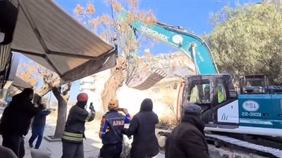 زلزال تركيا، لحظة مرعبة لانهيار مبنى أثناء البحث عن مفقودين تحت الأنقاض (فيديو)