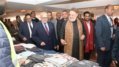 رئيس جامعة القاهرة وعلي جمعة يفتتحان المعرض الخيري لملابس الطلاب