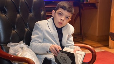 محافظ الفيوم يكرم الطفل معجزة حفظ القرآن الكريم 