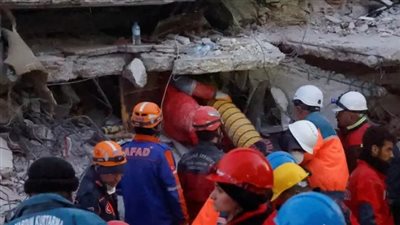 إنقاذ سيدة بعد 222 ساعة تحت الأنقاض في كهرمان مرعش (فيديو) 