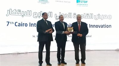 وزيرا التعليم العالي والتنمية المحلية يكرمان رئيس جامعة بنى سويف 