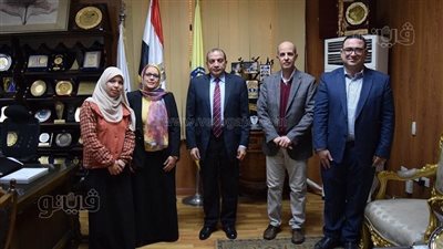 رئيس جامعة بني سويف يلتقي فريقا بحثيا توصل لعلاج سرطان الثدي بالليزر