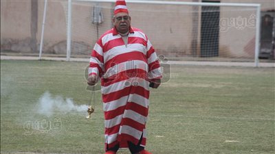 دوري القسم الثاني، مشجع للبلدية يشعل البخور لفك النحس (صور)