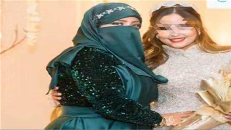 فتاة بورسعيد ووالدتها،