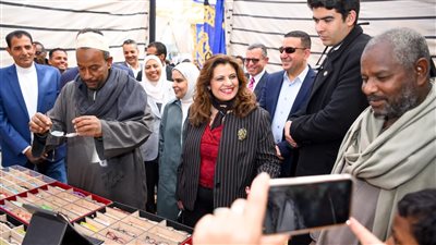 وزيرة الهجرة تسلم 24 مركبا إلى صغار الصيادين في دراو بأسوان (صور)