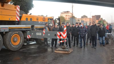 سقوط كوبري مشاة الثلاجة بالطريق الزراعي بالقليوبية، والمحافظ ينتقل لموقع الحادث (صور)