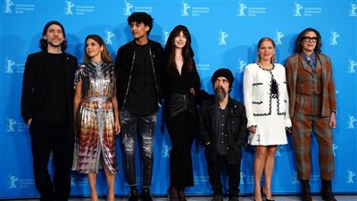 آن هاثاواي وأبطال فيلم افتتاح مهرجان برلين She Came to Me في المؤتمر الصحفي