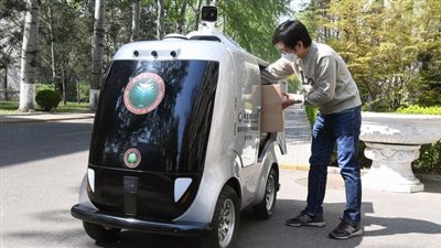 اليابان تطور روبوتات توصيل تسير بين الناس في الشوارع 